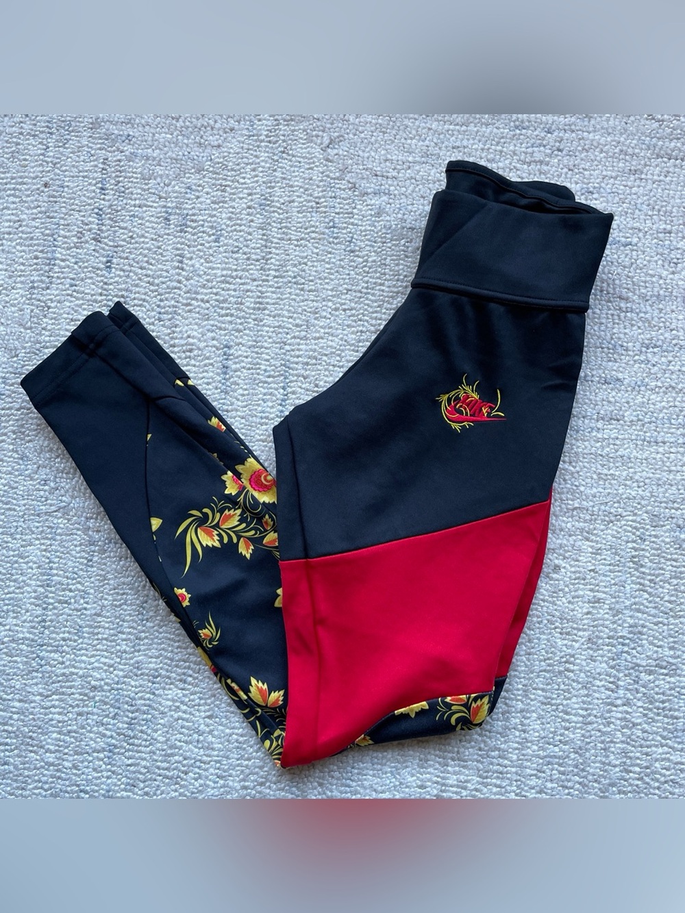 Nike Women’s Black and Red Floral-Accent Leggings Size XSmall